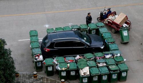 汽車被垃圾桶包圍是被惡搞還是得罪人了？